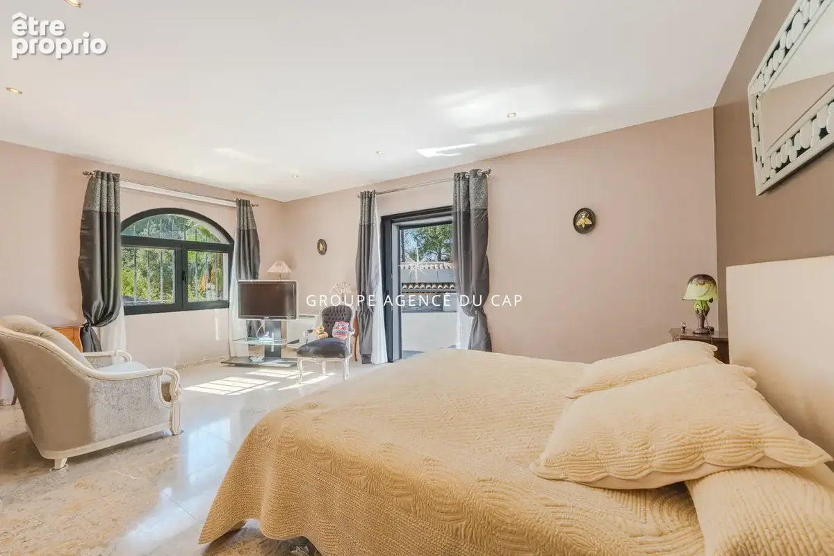 Villa de caractère, piscine chauffée et garage de 200 m² au coeur d'un parc de 5 000 m²  à Fréjus - photo 8