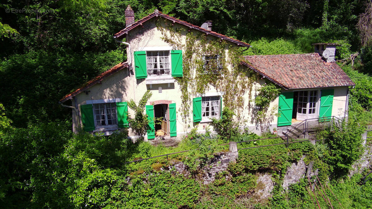 Maison à PIERRE-BUFFIERE