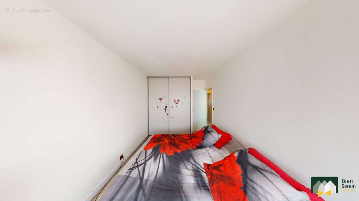 Chambre 2 - Appartement à CHARTRES