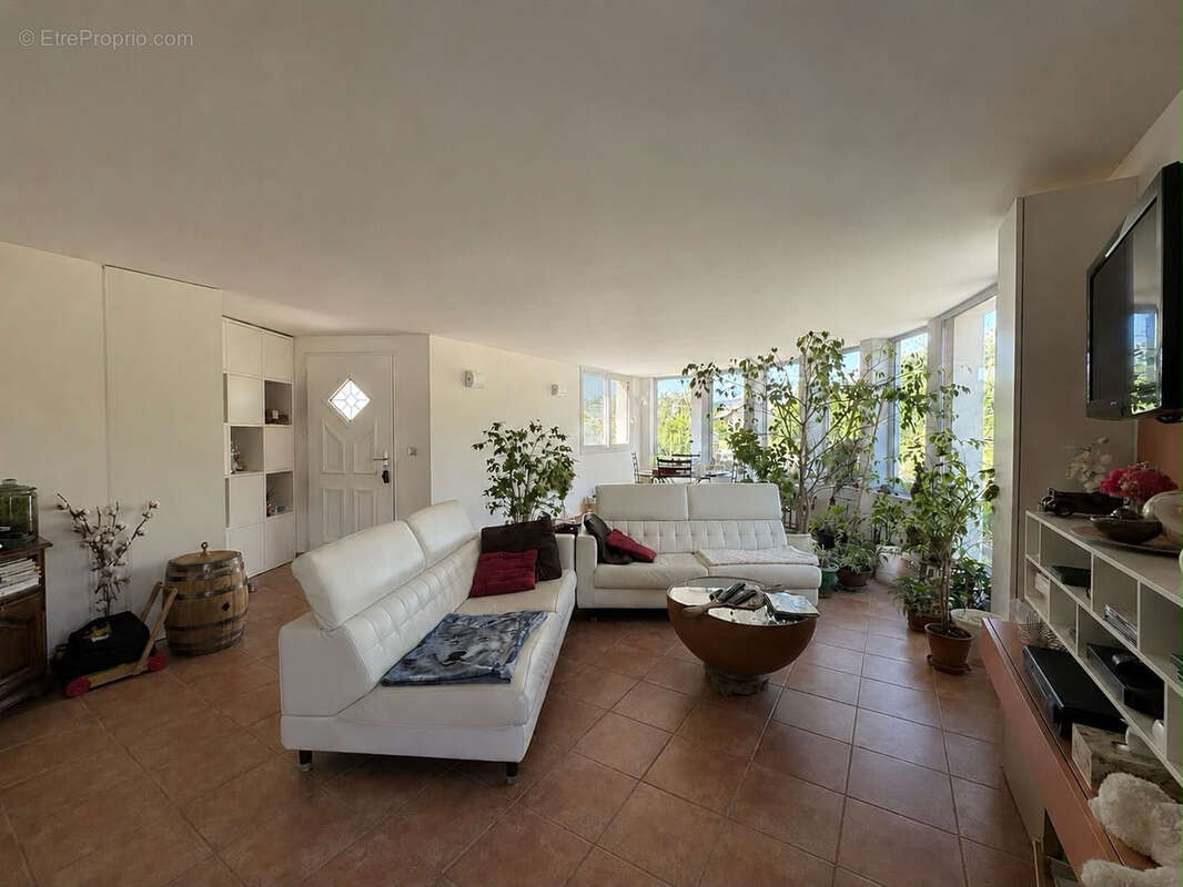Maison 7 pièces - Quadruple exposition et environnement calme - photo 3