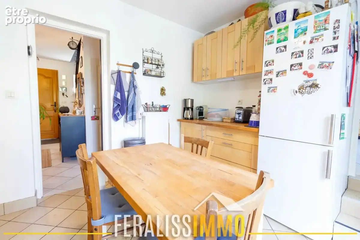 Dans un écrin de verdure, maison familiale édifiée sur sous- - photo 7