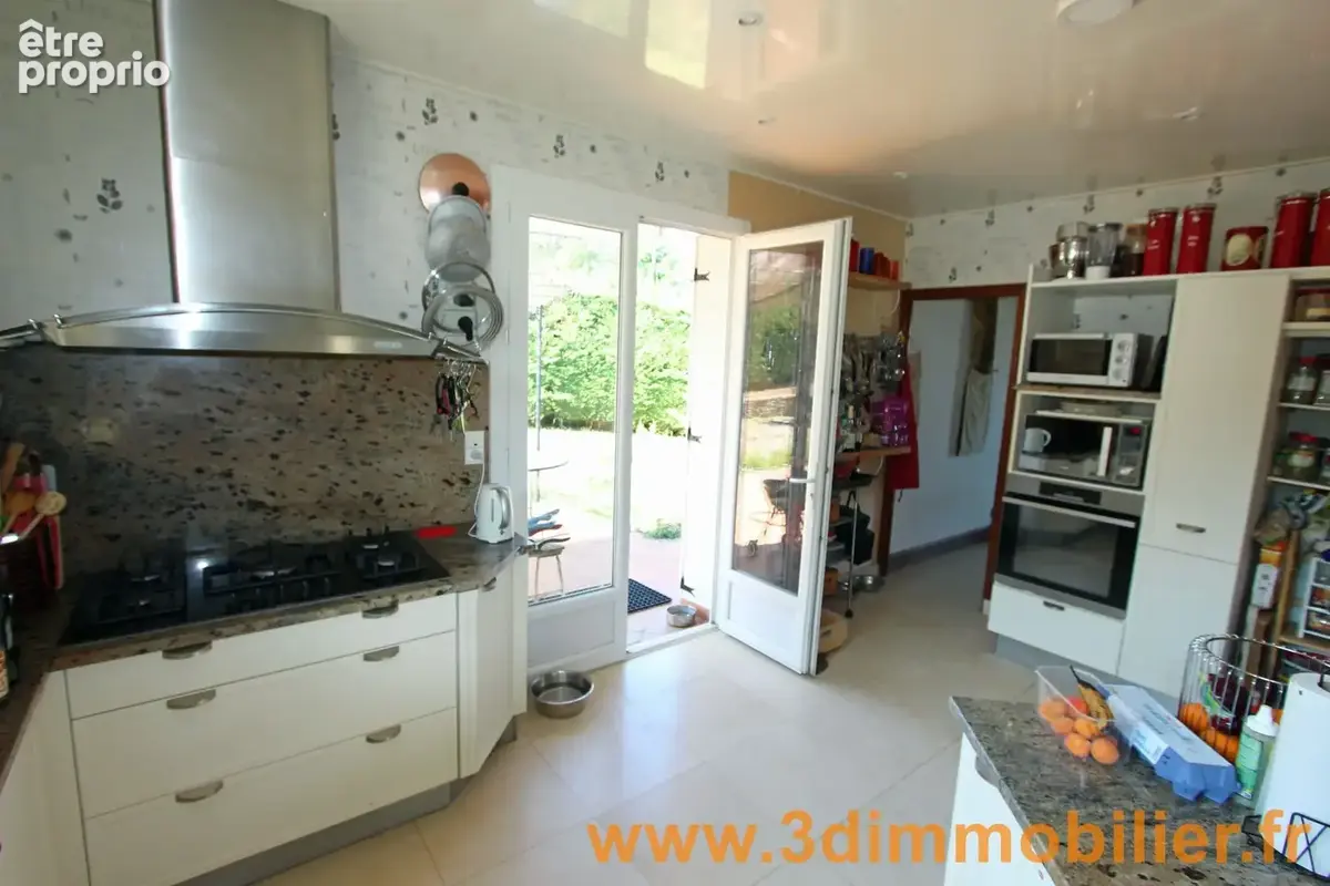 Maison 331 m² à Saint-Amour  - photo 8