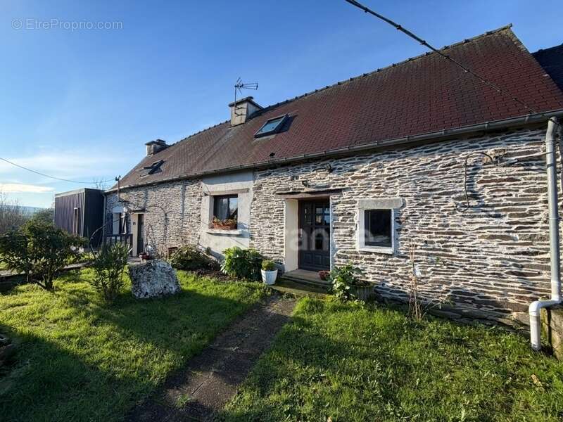 Maison à CLEDEN-POHER