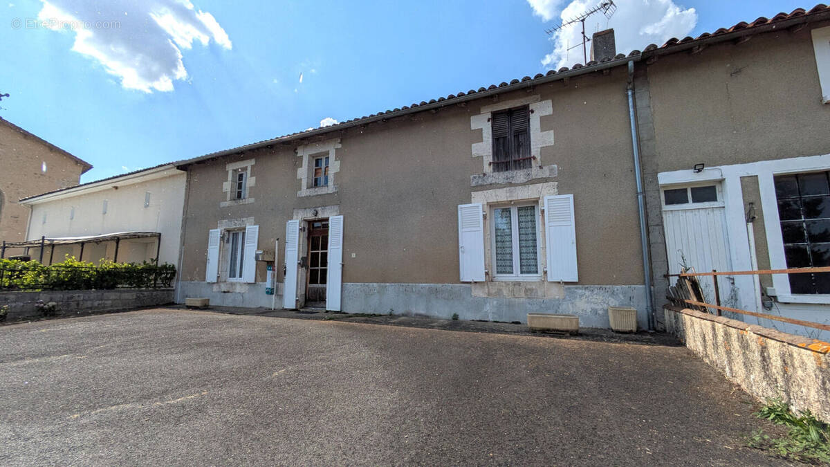 Maison à LA CHAPELLE-BATON