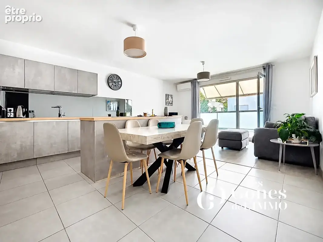 À pied du centre de Craponne   Superbe T4 récent avec balcon dans résidence sécurisée, possibilité garage doub - photo 2