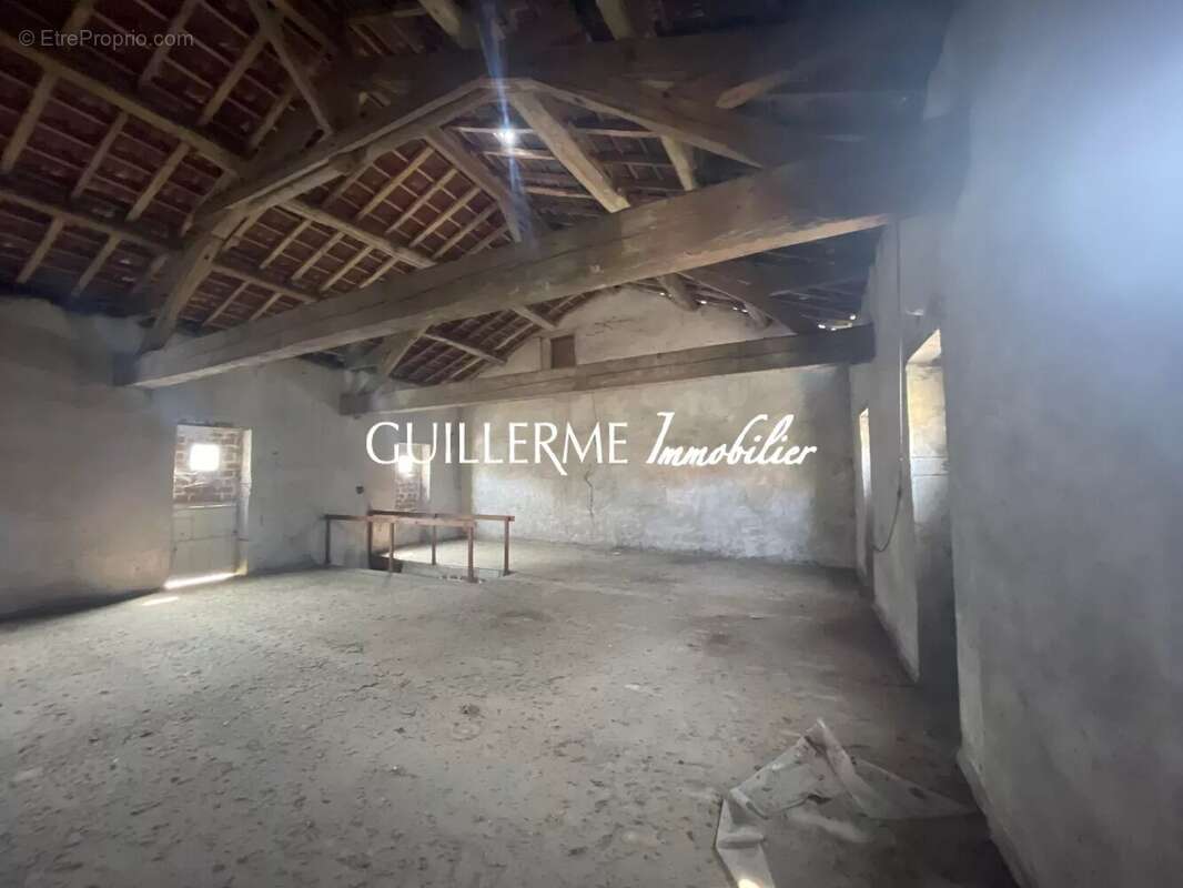 Immeuble en pierre, coeur de village, idéal investisseur - photo 2