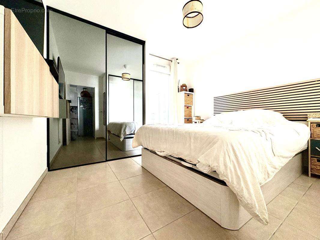 Appartement à LA ROQUETTE-SUR-SIAGNE