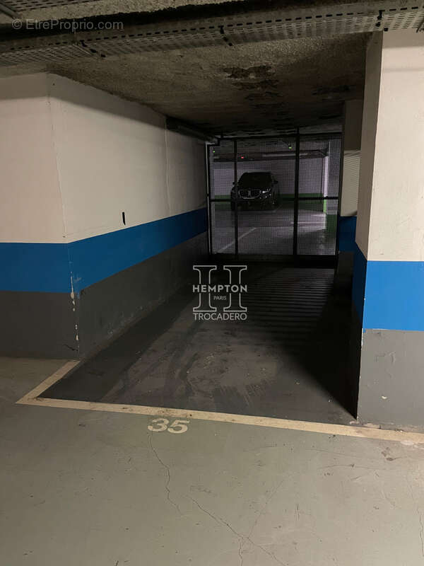 Parking à PARIS-16E