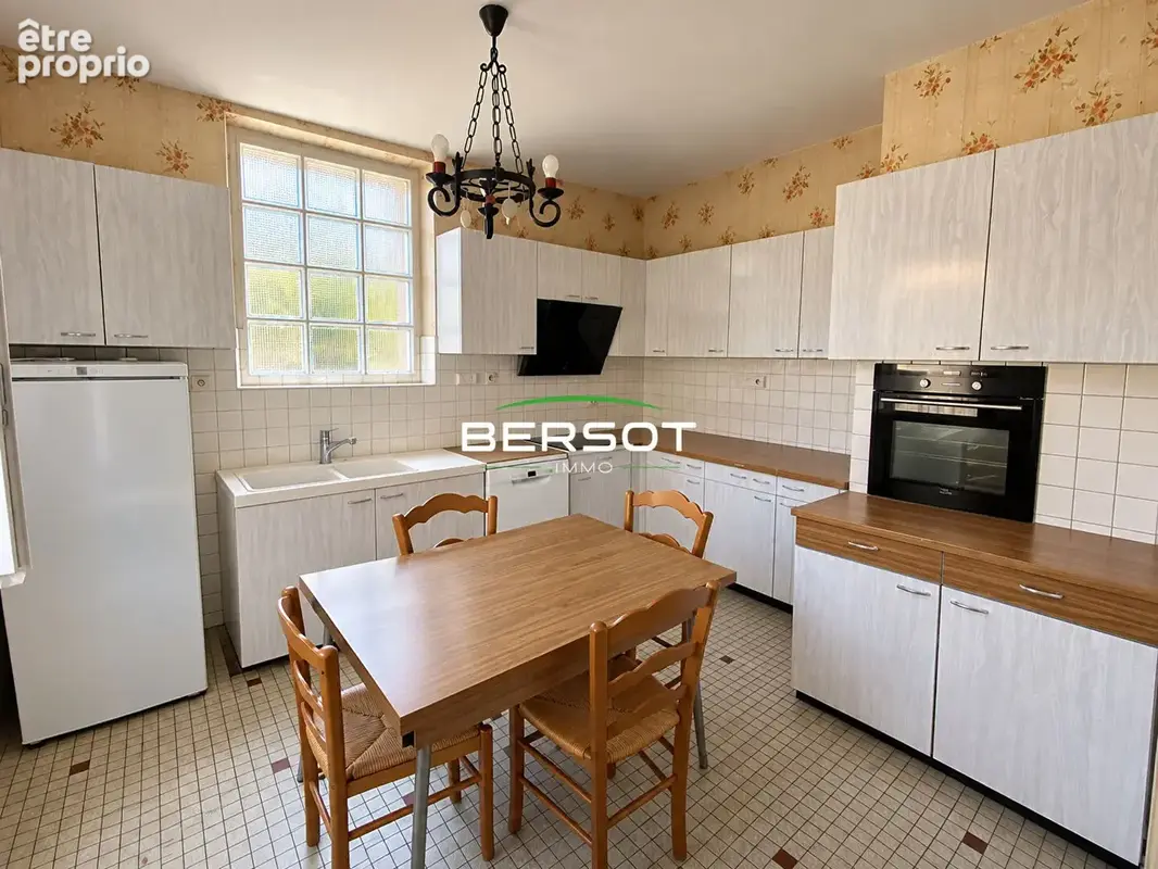 Maison 5 chambres avec dépendances et terrain de 1 407 m² - photo 2