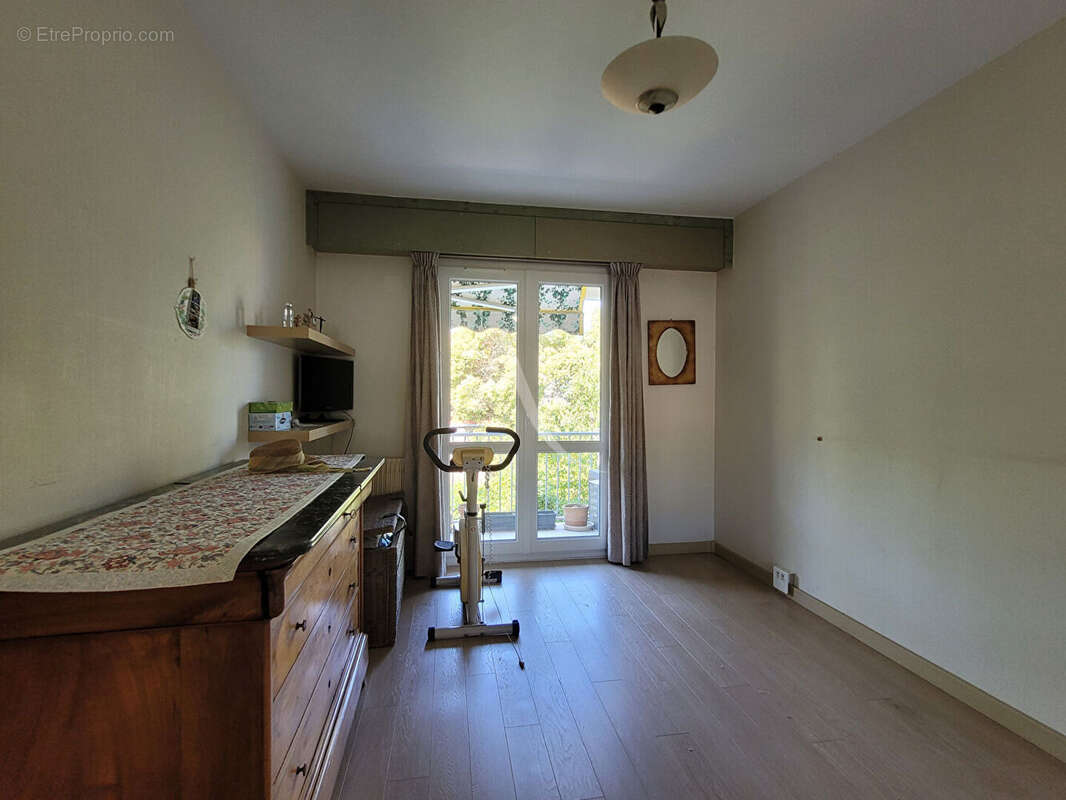 LA ROCHELLE - Quartier La Genette  Appartement T4 avec balcon, ascenseur, stationnement et grenier - photo 8