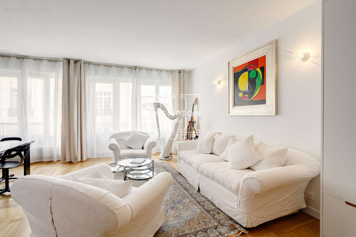 Appartement à PARIS-16E