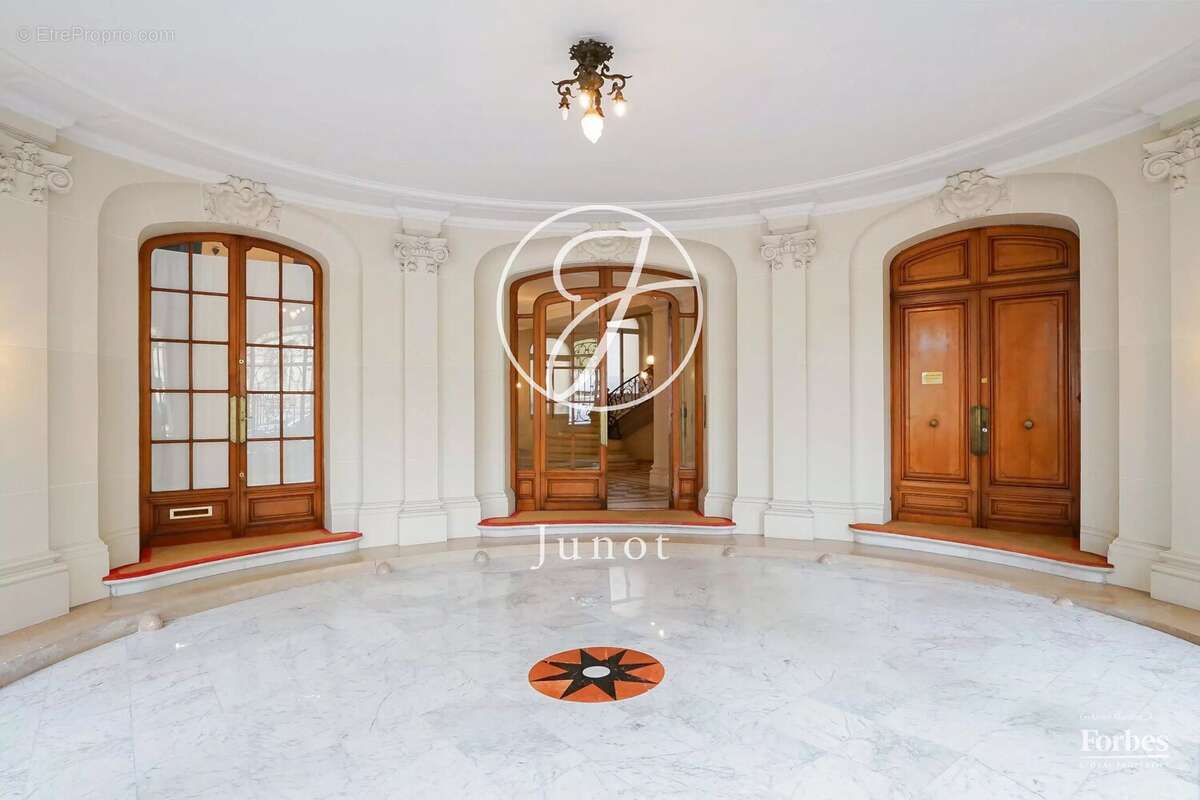 Paris 16e - IENA /  PLACE DES ETATS-UNIS -  Appartement mixte à vendre - 18 pièces - 452,64m² Carrez. - photo 30