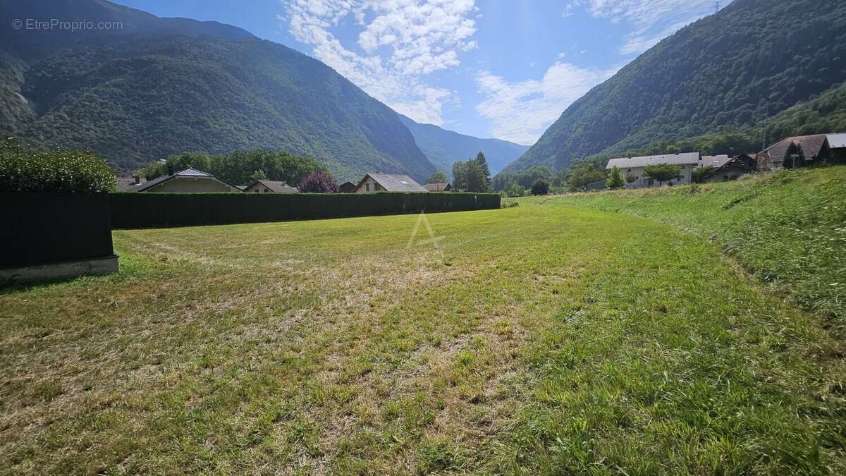 EXCLUSIVITÉ  Terrain constructible de 2 465 m² avec fort potentiel de construction - photo 2