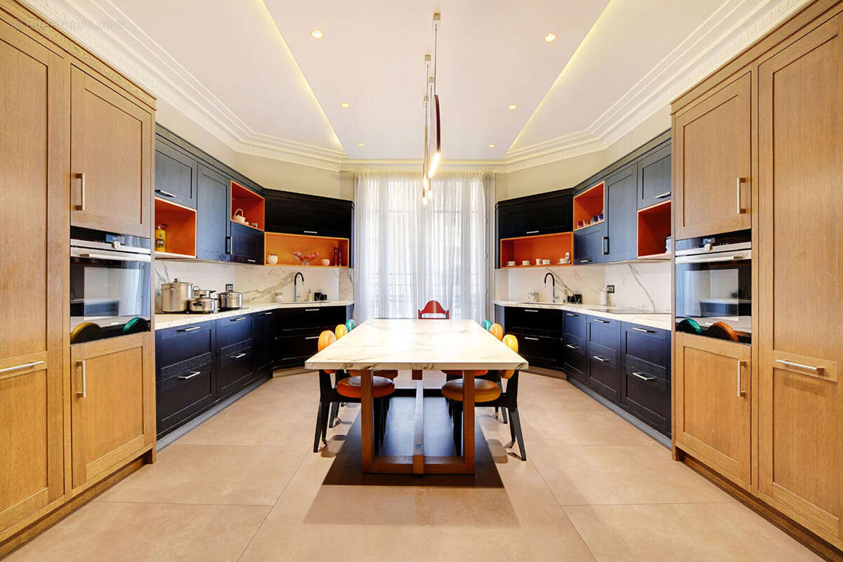 Appartement à PARIS-8E