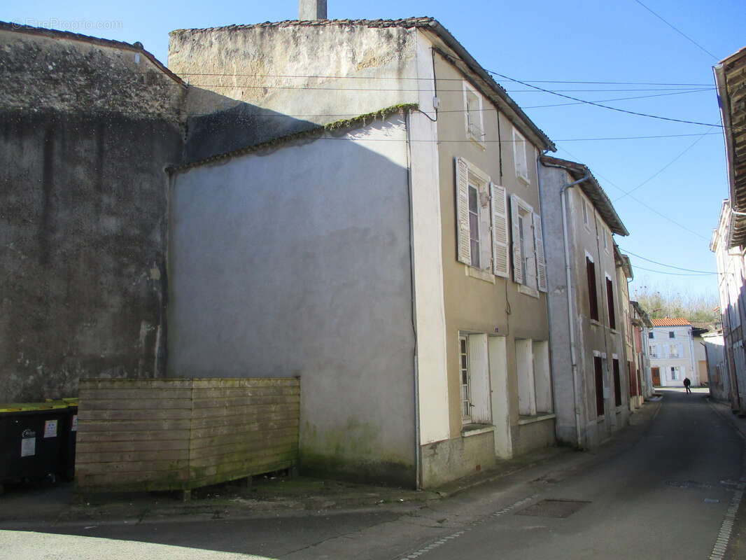 Maison à LA MOTHE-SAINT-HERAY