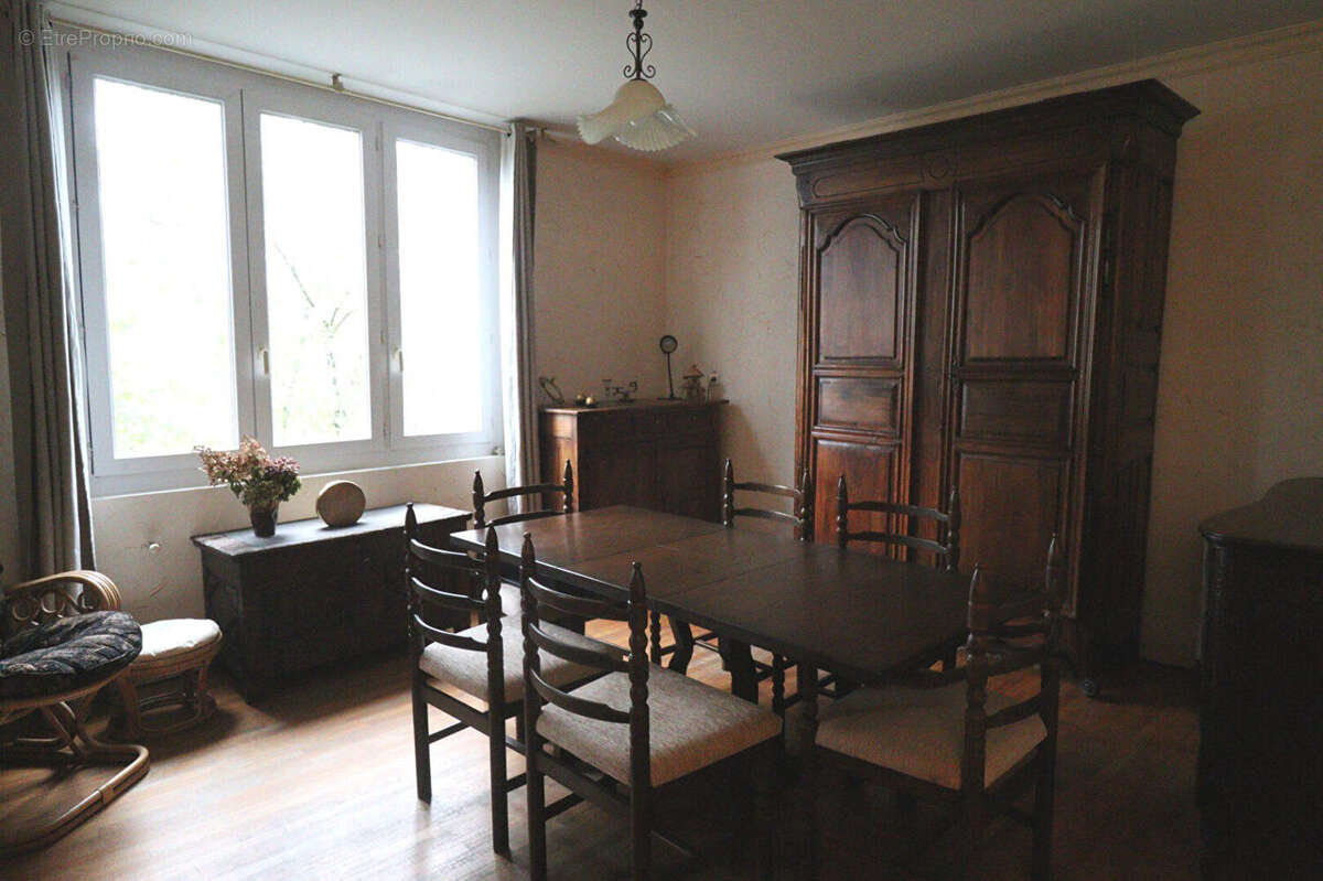 CORREZE. Uzerche. Maison en pierre avec 5 chambres, une deuxième maison à rénover, grande terrasse, bois et grand parking. - photo 4