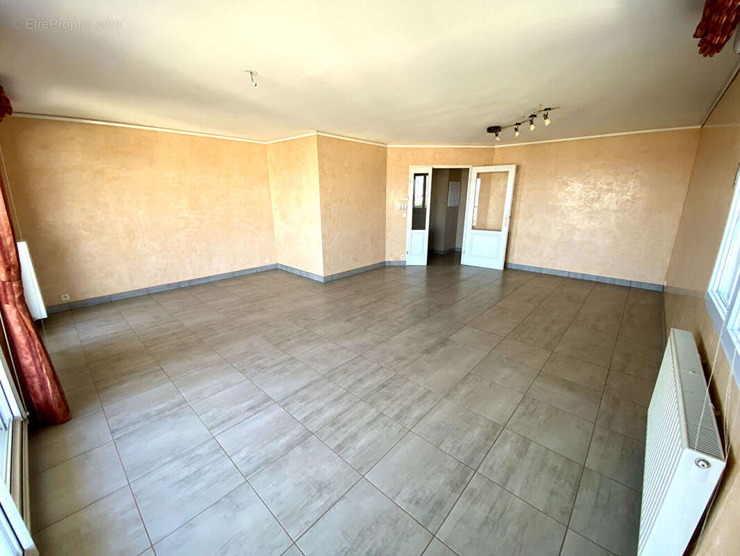 CHAMALIÈRES LIMITE ROYAT / Appartement d'exception à vendre dans un secteur prisé, avec vues dégagées, terrasses et stationnemen - photo 7