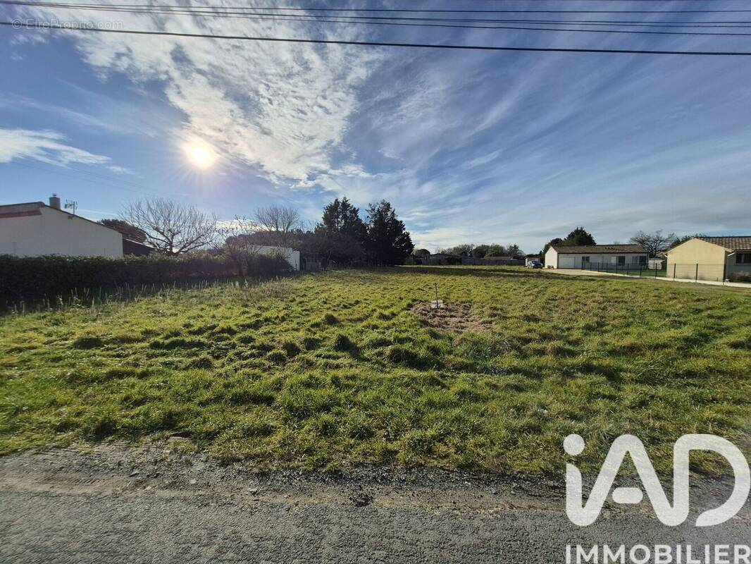 Photo 1 - Terrain à VENSAC