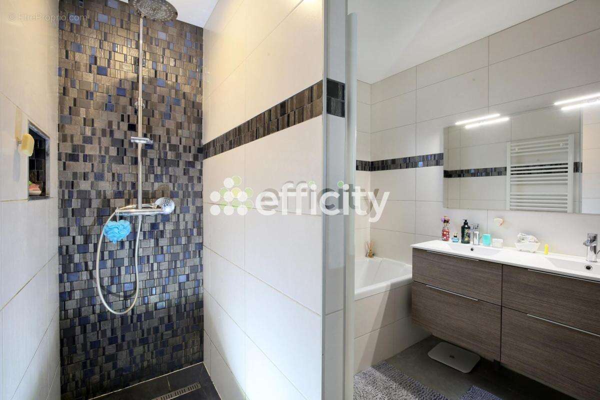 Maison à LAUZERVILLE