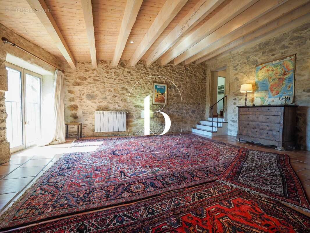 Maison à LAUDUN-L'ARDOISE