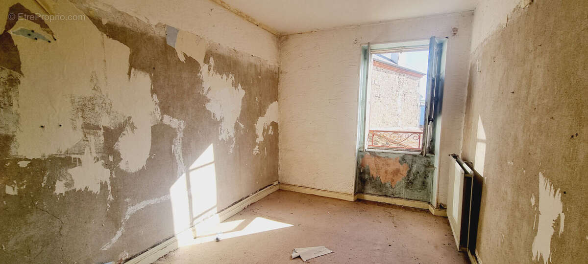 Maison à MONTAIGUT-LE-BLANC