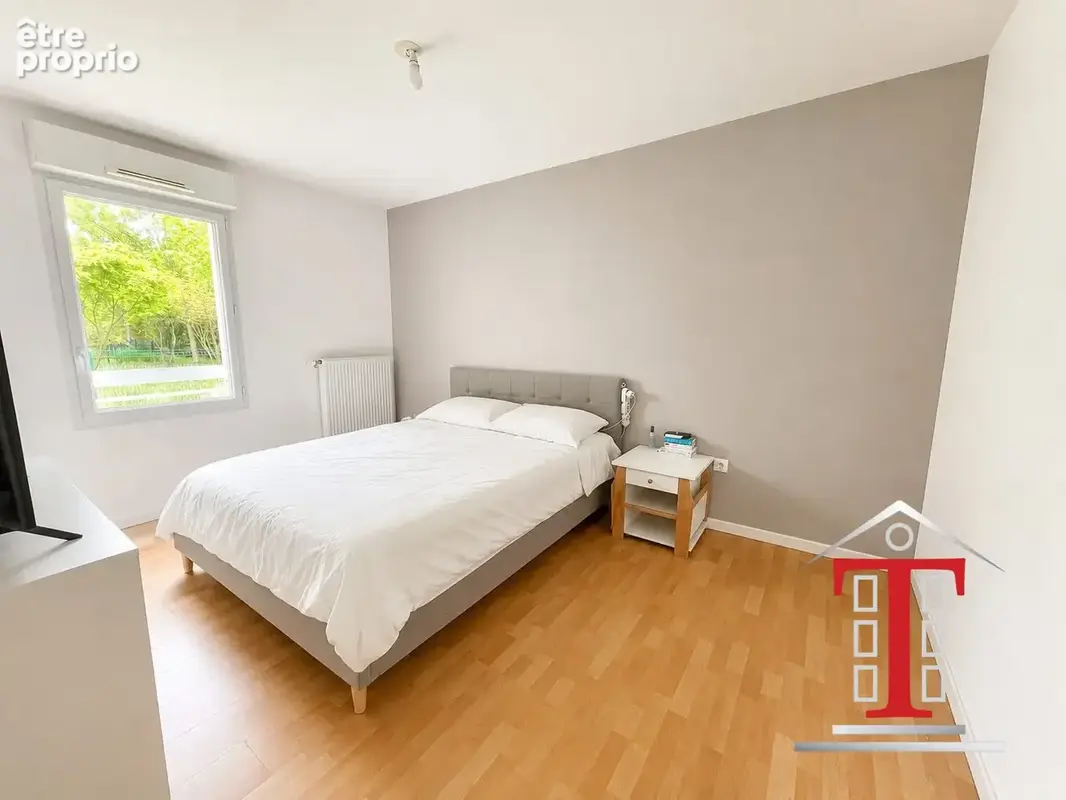 Chambre moderne lumineuse au calme