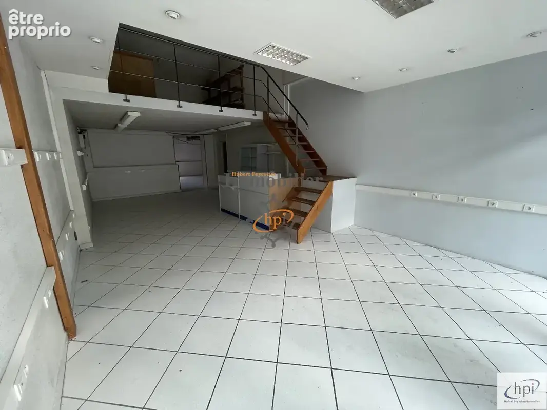 Vente deux locaux commerciaux, dépôt, 12 garages et parking sur 974 m2 de terrain Saint Affrique - photo 11