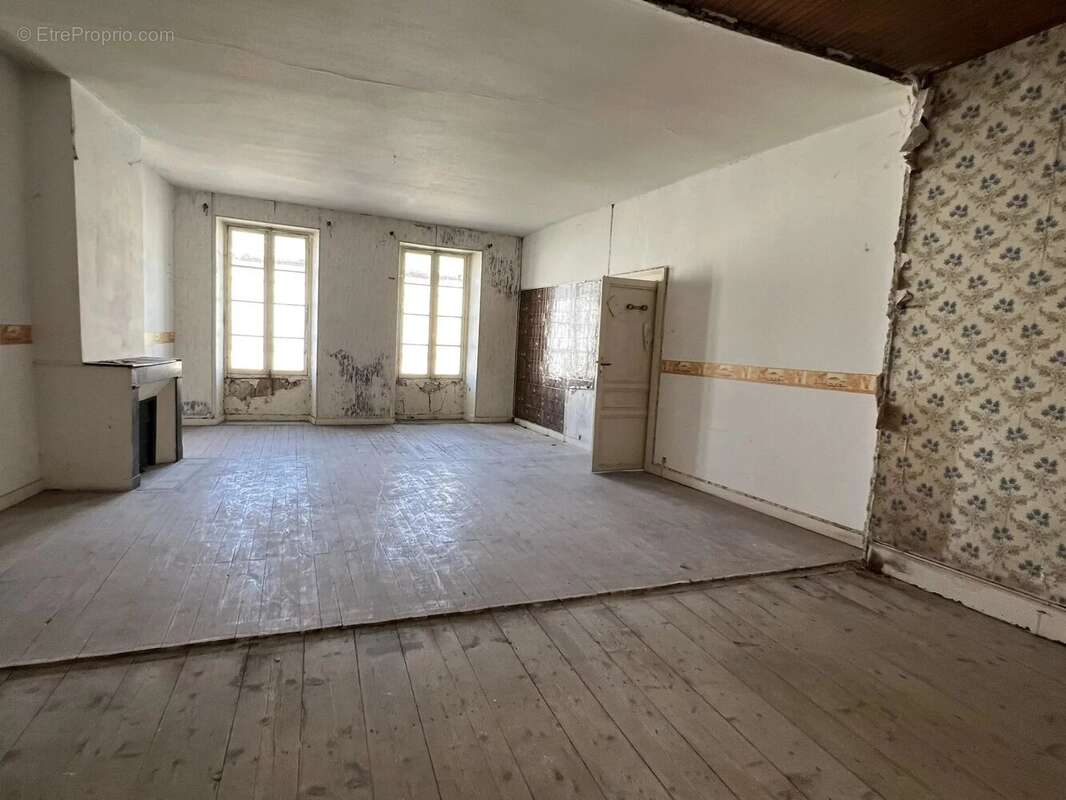 immeuble dans le centre d'Etauliers - photo 3