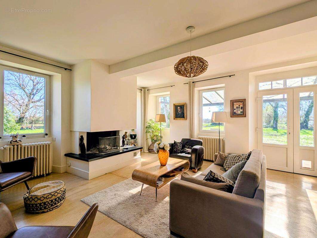 Demeure du 18ème de 289 m² avec piscine et dépendances sur terrain de 3 hectares - photo 2