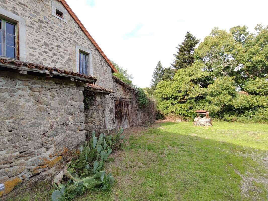 Maison à PIEGUT-PLUVIERS