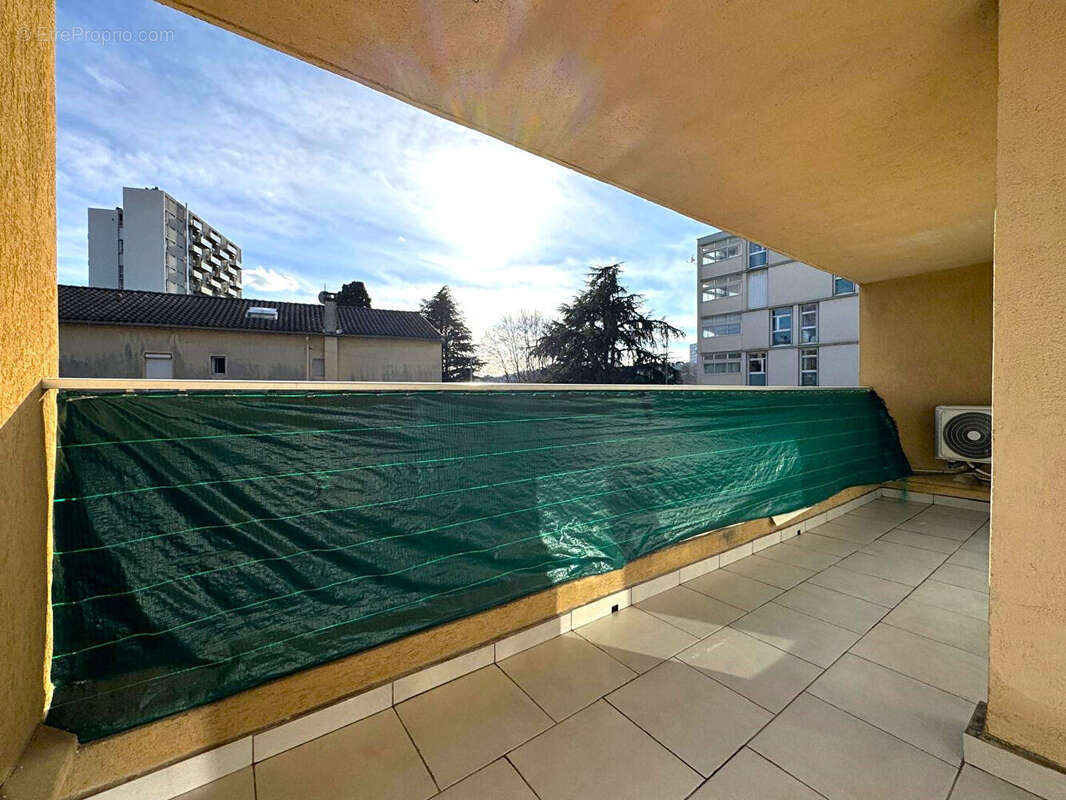 Appartement à BAGNOLS-SUR-CEZE