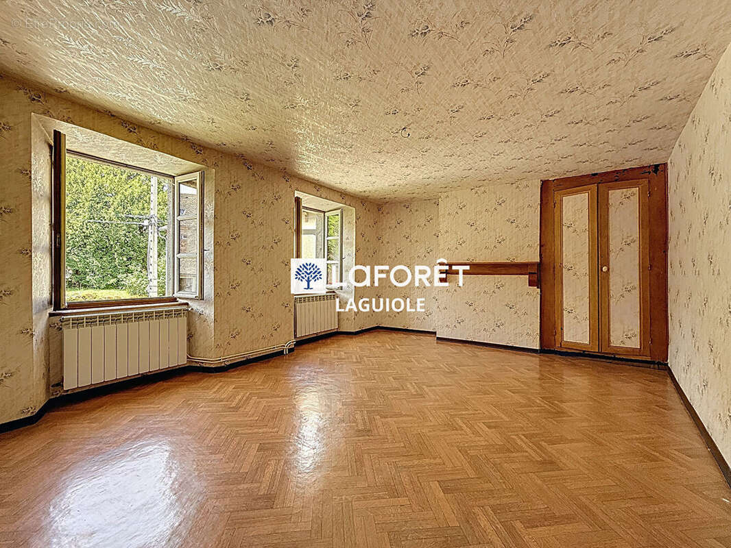 Maison à SAINTE-GENEVIEVE-SUR-ARGENCE