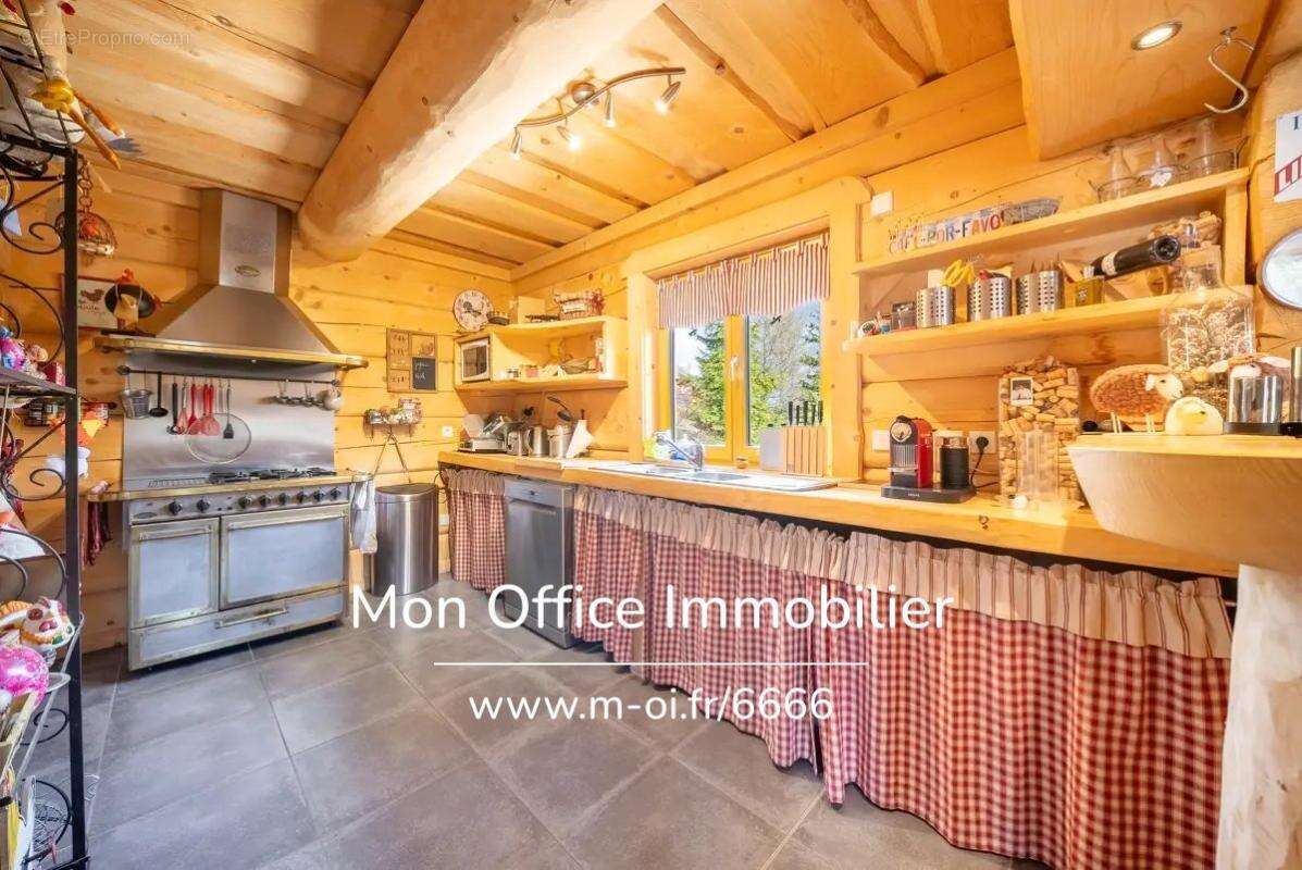 Référence : 6666-CLG. - Chalet de type 7 en madrier de 240m² sur une parcelle de 1500m² à La Joue du Loup - photo 3