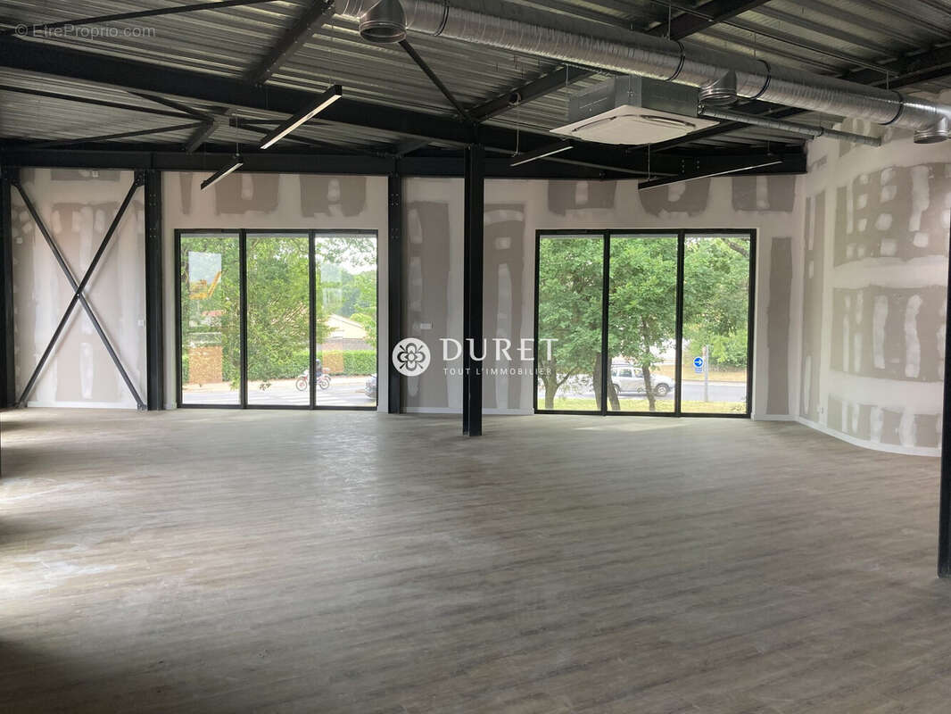 Commerce 258 m² à Challans  - photo 3
