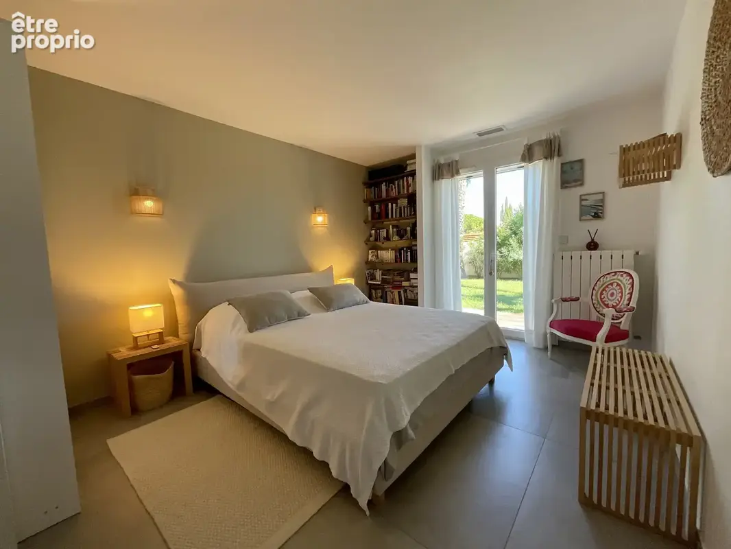 Villa de charme avec piscine, jardin paysager, double garage et prestations premium - photo 11