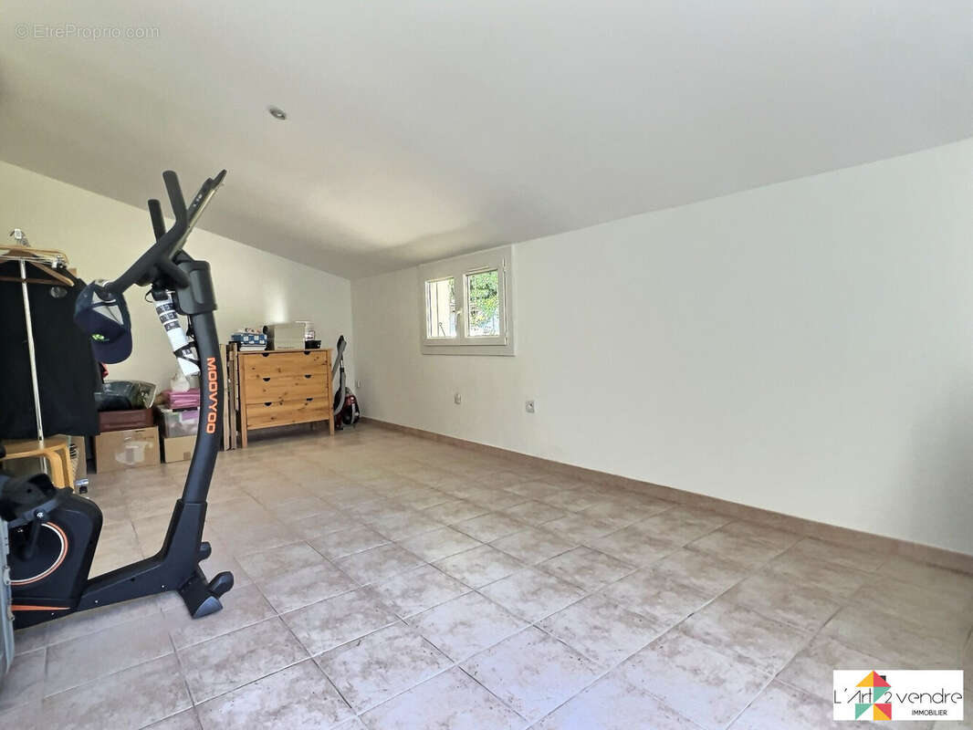 chambre 3 avec fenêtre et porte fenetres - Maison à SEILLONS-SOURCE-D&#039;ARGENS