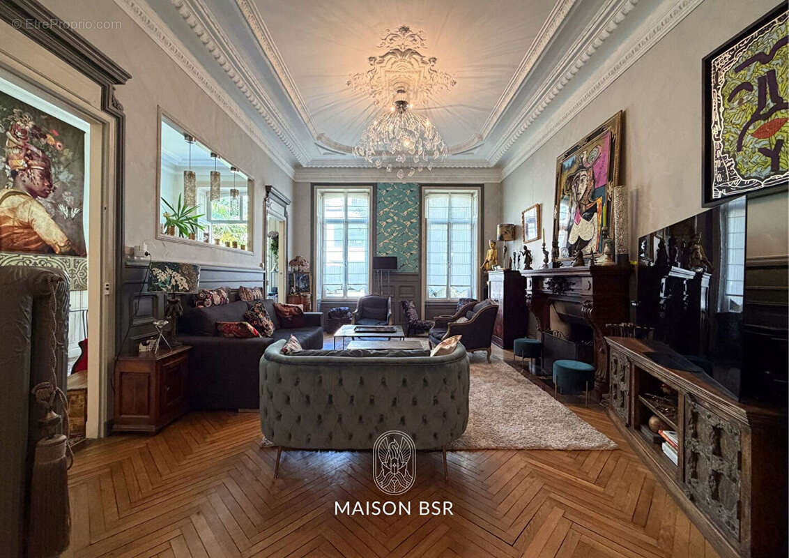Rare hôtel particulier d'exception avec piscine intérieure et dépendance - photo 3