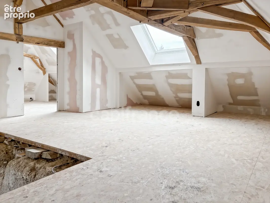 Maison de caractere, toiture recente, dependances et projet pret a realiser - photo 12