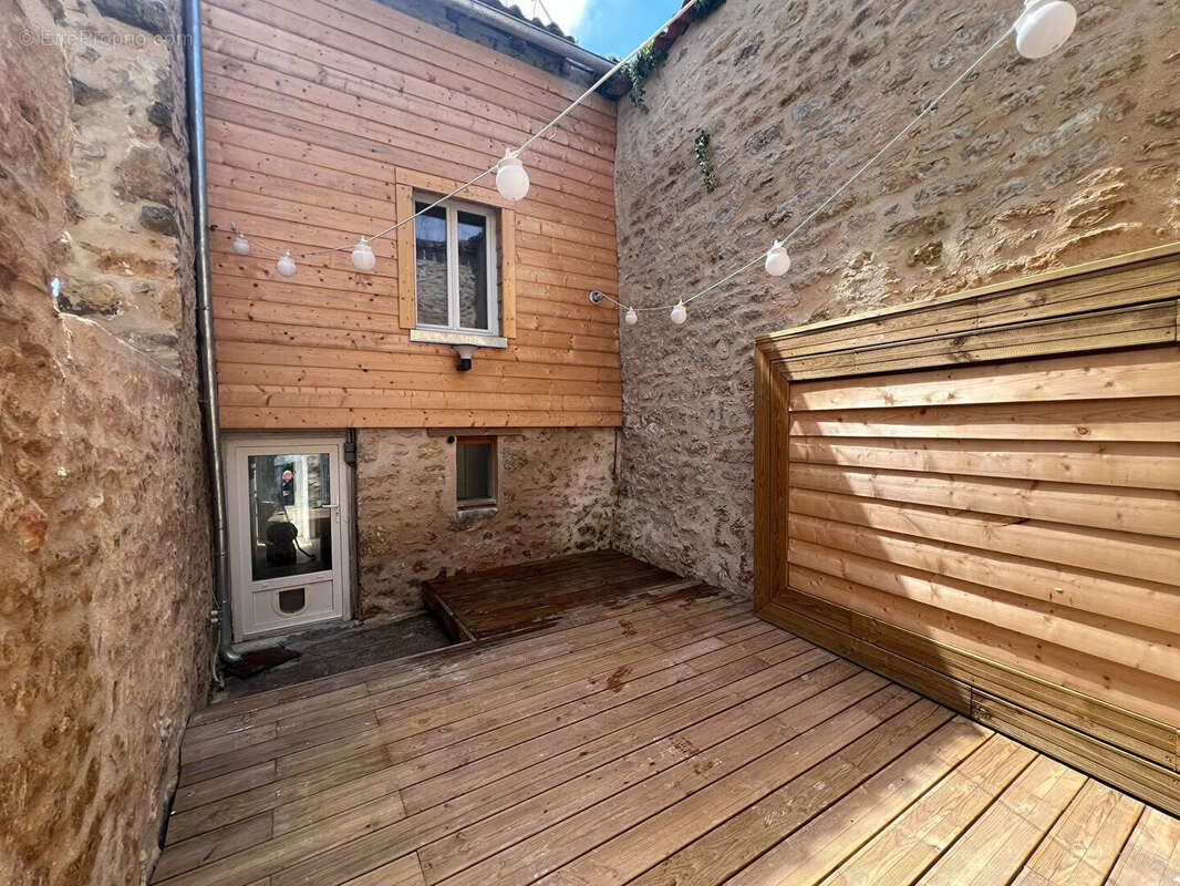 Maison 61 m² à Gencay  - photo 2
