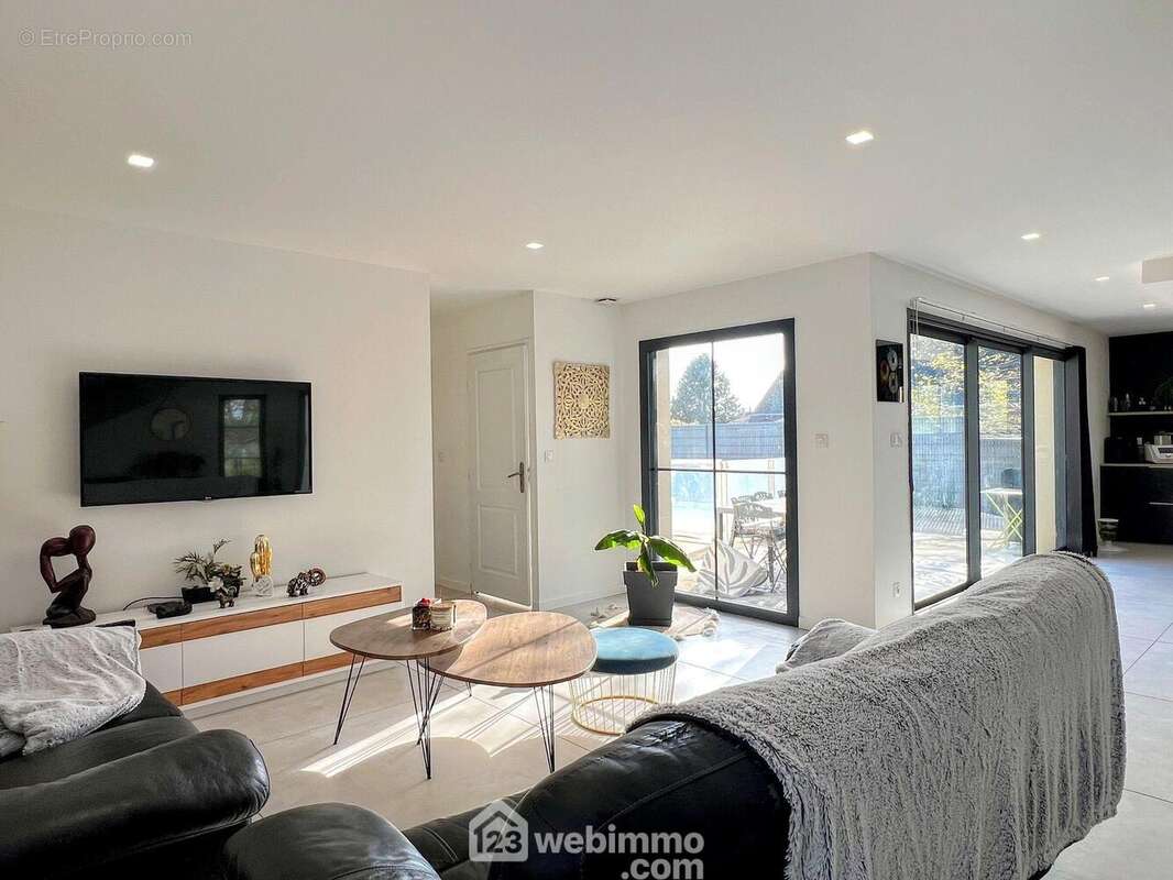 Le salon spacieux donne accès à la terrasse. - Maison à JUIGNE-SUR-LOIRE