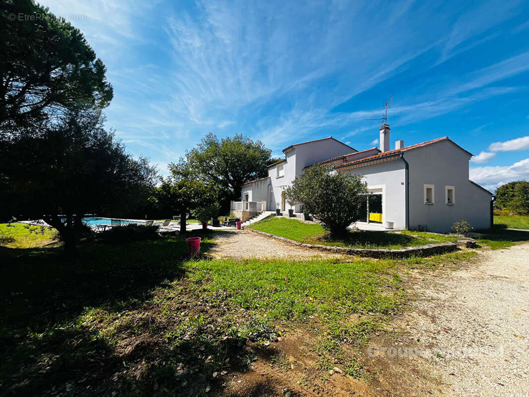 Maison 182 m2 -  4 chambres sur 3500m2 de terrain avec piscine - photo 4
