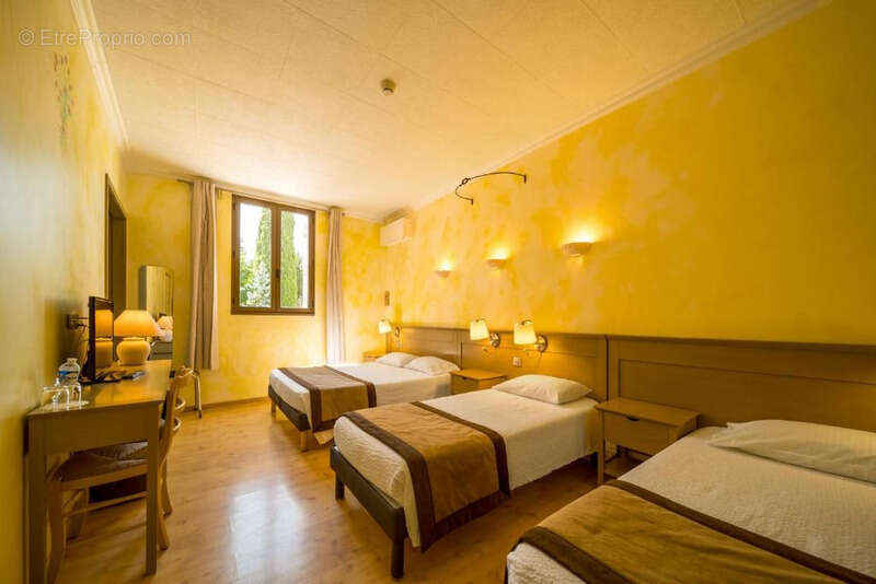 Commerce à MOUSTIERS-SAINTE-MARIE