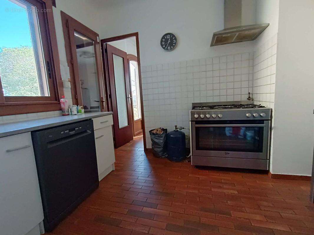 Maison à SAINT-MITRE-LES-REMPARTS