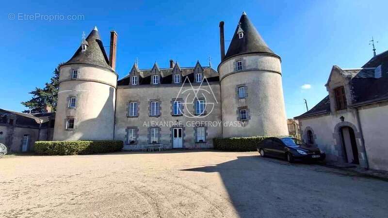 Exceptionnel château XV-XVI et XIXe avec son hameau et ses 108 hectares avec possibilité d’acheter 200ha attenants supplémentair - photo 3
