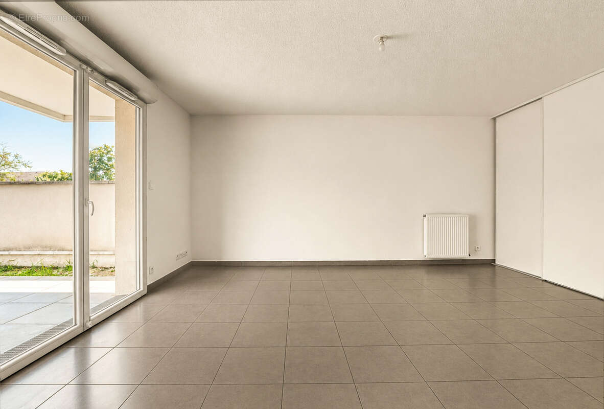 En exclusivité !  Appartement T3 de 65 m2 en rez-de-jardin, situé dans le quartier de Lalande. - photo 3