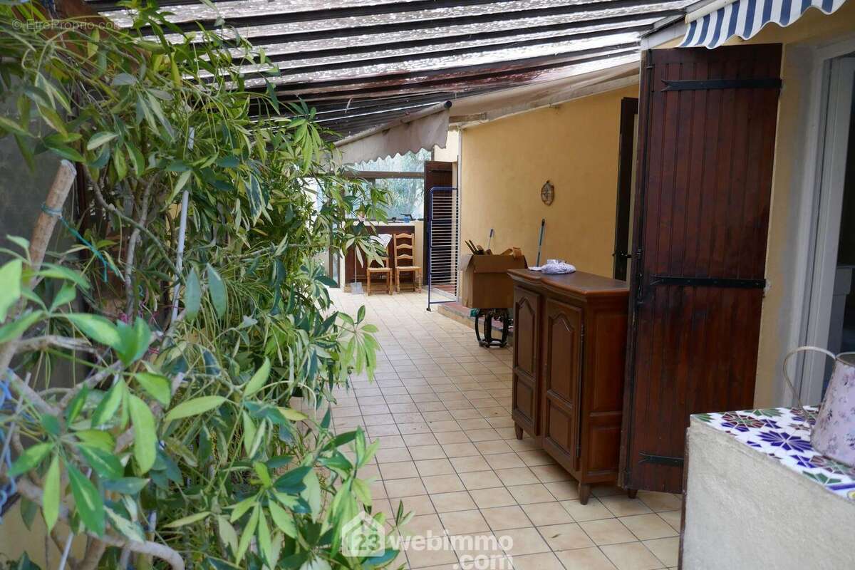 L'accès vers l'habitation principale - Maison à AVIGNON
