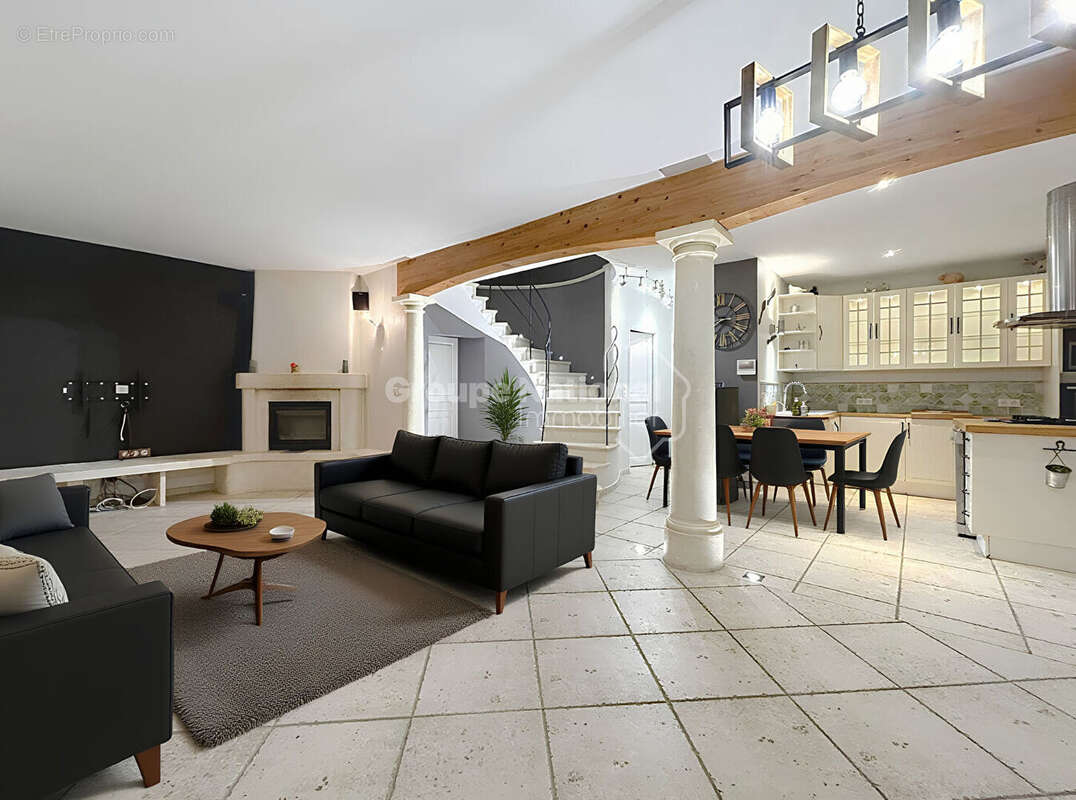 Valreas Maison en R+1 de 157m2 avec  3 Chambres, 1 SDB et 1 SDE, piscine 1000m 2 de Jardin - photo 3