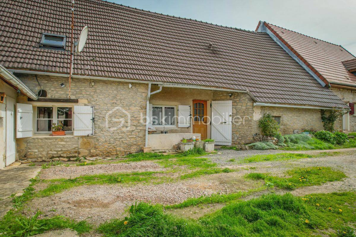 Maison à SAINT-PARIZE-LE-CHATEL