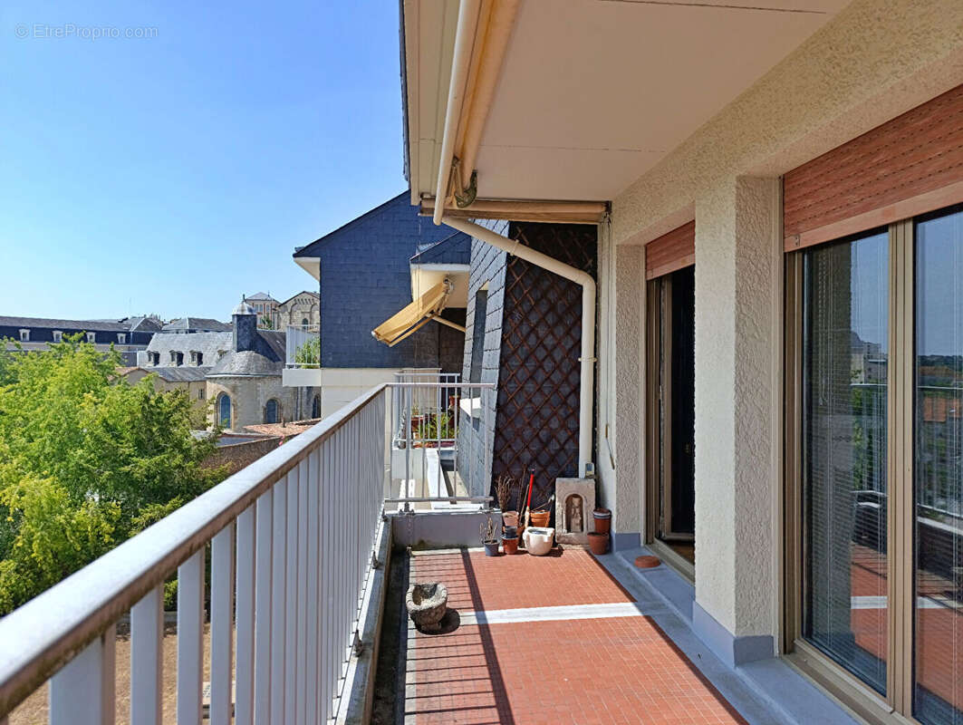 Centre-ville de Poitiers -Appartement traversant de 103 m² avec terrasse, ascenseur, cave et parking - photo 2