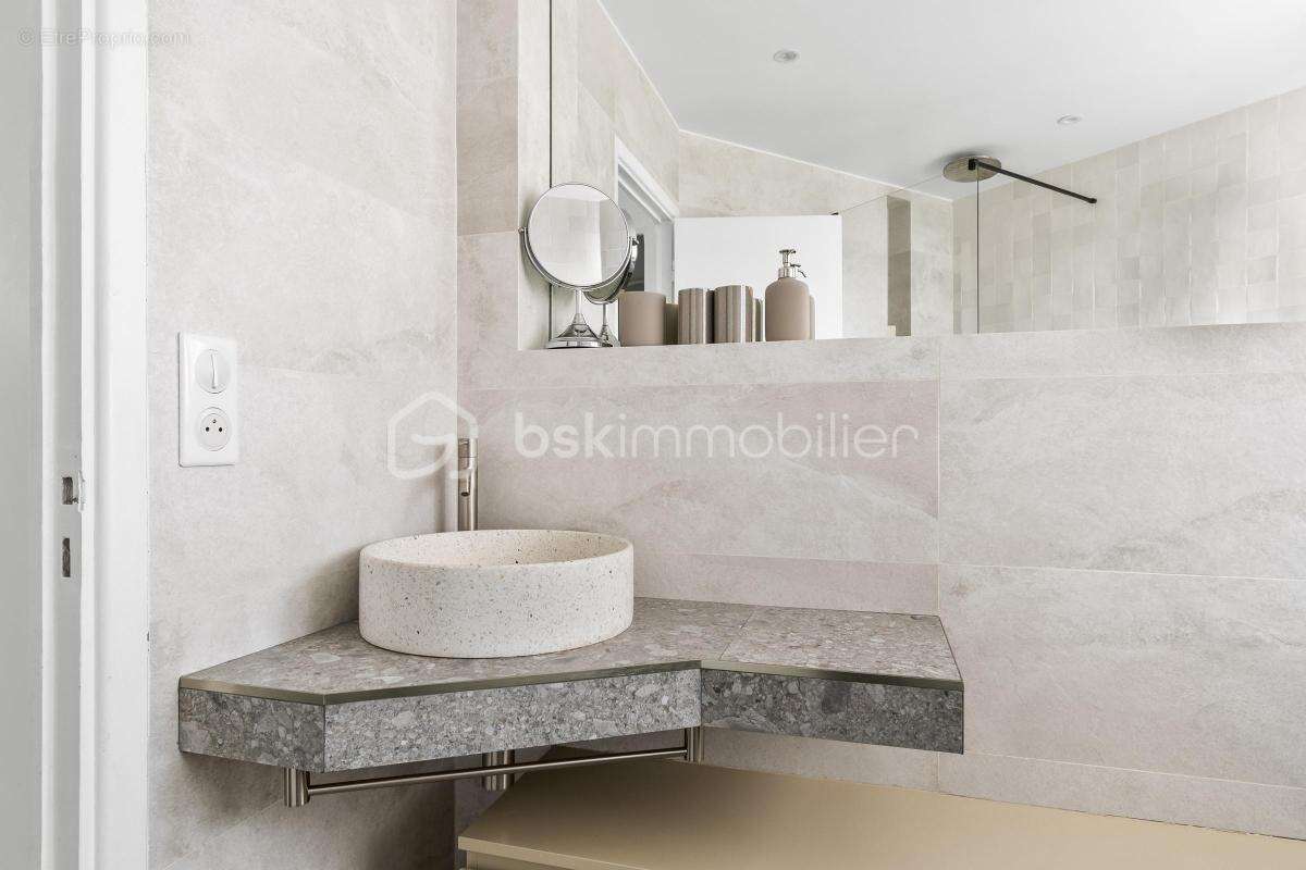 Appartement à COURBEVOIE